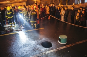 3月22日，長沙涂家沖附近，一名21歲的女孩掉進(jìn)下水道不知所蹤，出事的區(qū)域已經(jīng)被警戒線圍了起來。圖/記者李坤