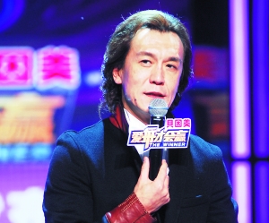 李詠?zhàn)蛉赵跍麉⒓有鹿?jié)目的錄制。