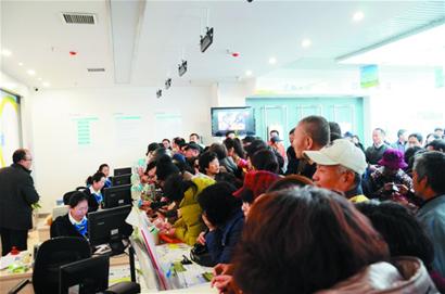 市民排隊(duì)“搶氣”累癱叫號(hào)機(jī) 市民排隊(duì)“搶氣”累癱叫號(hào)機(jī)