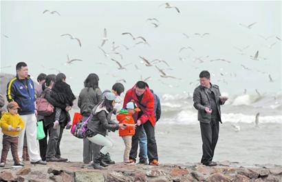 商家傍上清明小長假 市民提出清明搞娛樂不嚴(yán)肅 你怎么看 商家傍上清明小長假 市民提出清明搞娛樂不嚴(yán)肅 你怎么看