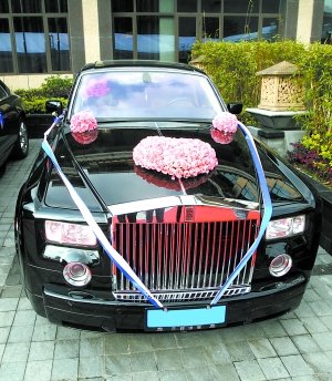 新郎新娘和他們的勞斯萊斯主婚車。