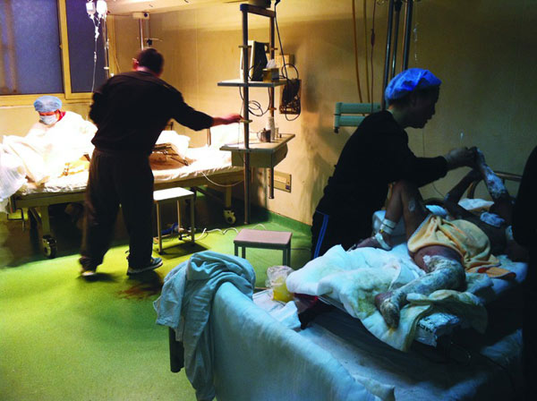 夫妻大火中護(hù)住孩子，自己被燒焦死亡，卻給孩子換來生機(jī)。