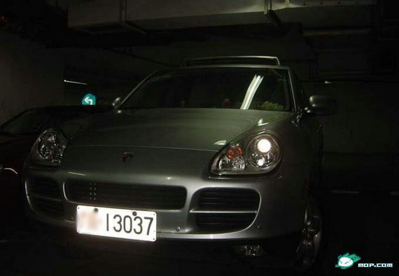 資料圖：網(wǎng)友拍攝的軍牌豪車(chē)。
