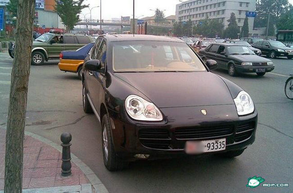 資料圖：網(wǎng)友拍攝的軍牌豪車。