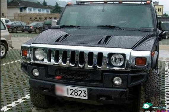 資料圖：網(wǎng)友拍攝的軍牌豪車。