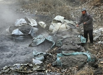 企業(yè)危險廢物埋農田致寸草不生 農民索賠無門