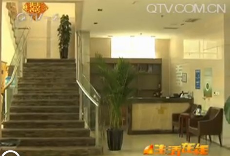 麗港酒樓關(guān)門老板跑路 幾十員工聚集大廳討薪 麗港酒樓關(guān)門老板跑路 幾十員工聚集大廳討薪