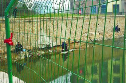 小伙玩命翻圍欄懸石壁上釣魚 遇人勸阻翻白眼 小伙玩命翻圍欄懸石壁上釣魚 遇人勸阻翻白眼