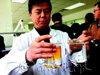 揭凈水器商家騙人把戲 通電水變色全都是騙局 揭凈水器商家騙人把戲 通電水變色全都是騙局