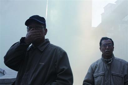 十五大街地下車庫(kù)失火 二三百居民家中逃生