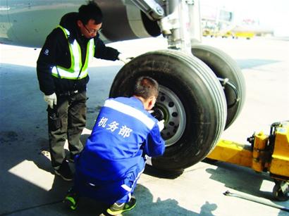 客機(jī)降落青島輪胎破大口子 突發(fā)驚險一幕