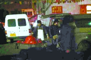 攤主將成品裝車，運往岳各莊。攝于17日凌晨4時40分