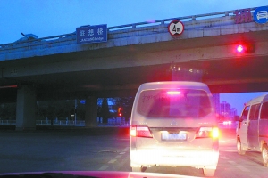 運輸途中。攝于17日凌晨5時07分