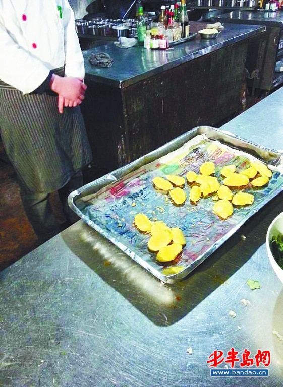 小漁村海鮮碼頭酒店將炸好的山藥放在報紙上。