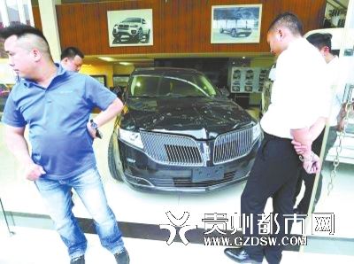 被砸的林肯越野車。