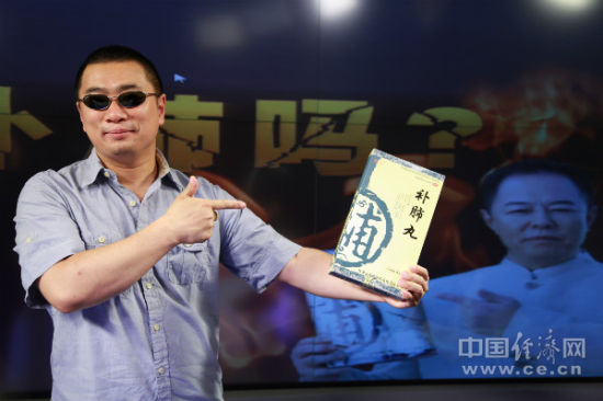 “中國打假第一人”王海獨家做客中國經(jīng)濟網(wǎng)《我消費》欄目，劍指“補肺丸”涉嫌虛假宣傳。中國經(jīng)濟網(wǎng)/發(fā)(閆微微攝影)