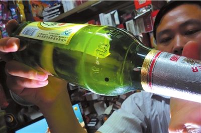 這瓶未開封的燕京啤酒內(nèi)有一顆黑色懸浮物。京華時(shí)報(bào)記者 徐曉帆 攝