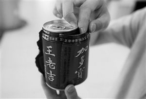 撕開加多寶罐子外的一層包裝紙，里面露出了“王老吉”的字樣。（圖片來源：現(xiàn)代金報）
