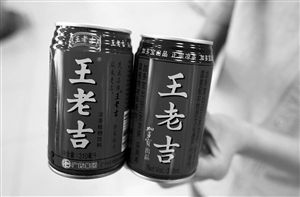 撕開包裝紙印有“王老吉”的加多寶（右）與廣藥集團出品的王老吉，還是有不少區(qū)別。（圖片來源：現(xiàn)代金報）