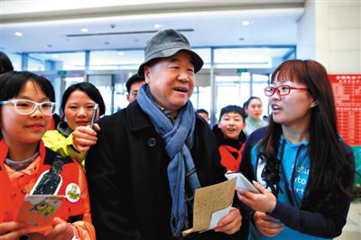 昨日，北京會(huì)議中心，全國政協(xié)十二屆三次會(huì)議委員駐地，前來報(bào)到的委員莫言被記者圍住采訪。新京報(bào)記者