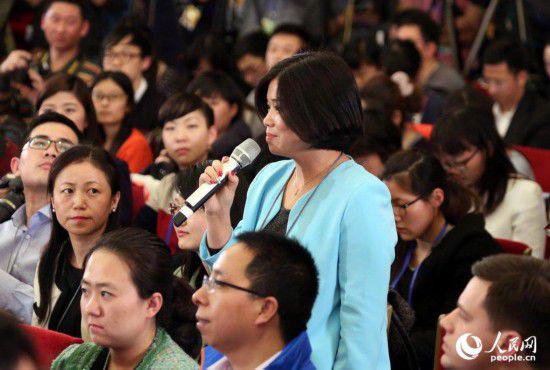 2015兩會(huì)：著裝艷麗記者提問(wèn)機(jī)會(huì)多