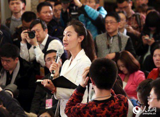2015兩會(huì)：著裝艷麗記者提問(wèn)機(jī)會(huì)多