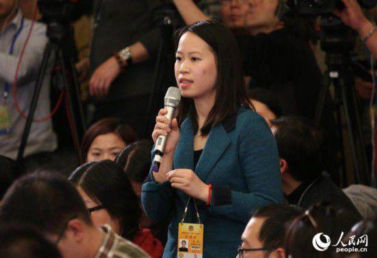 2015兩會(huì)：著裝艷麗記者提問(wèn)機(jī)會(huì)多