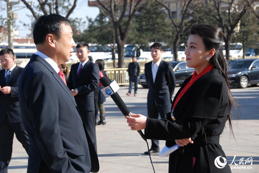 美女記者齊聚人民大會(huì)堂報(bào)道政協(xié)開(kāi)幕