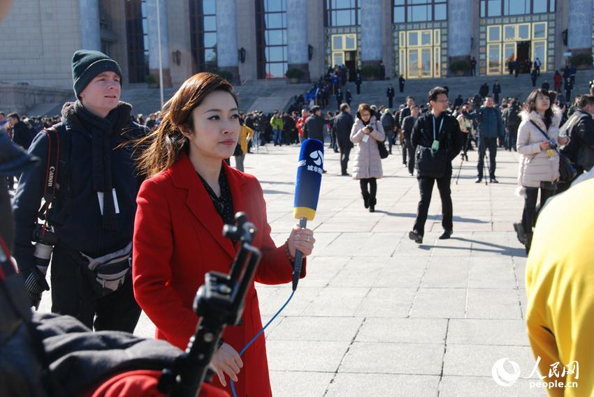 美女記者齊聚人民大會堂報(bào)道政協(xié)開幕