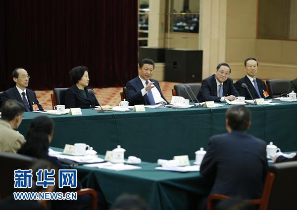 3月4日，中共中央總書記、國家主席、中央軍委主席習(xí)近平看望出席全國政協(xié)十二屆三次會議的民革、臺盟、臺聯(lián)委員，聽取委員們的意見和建議，并發(fā)表重要講話。中共中央政治局常委、全國政協(xié)主席俞正聲參加了看望和討論。新華社記者 鞠鵬 攝