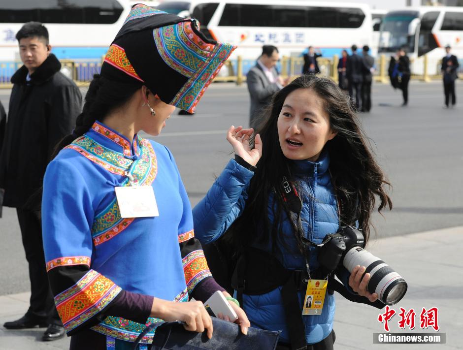 “三八”婦女節(jié)兩會上的女記者