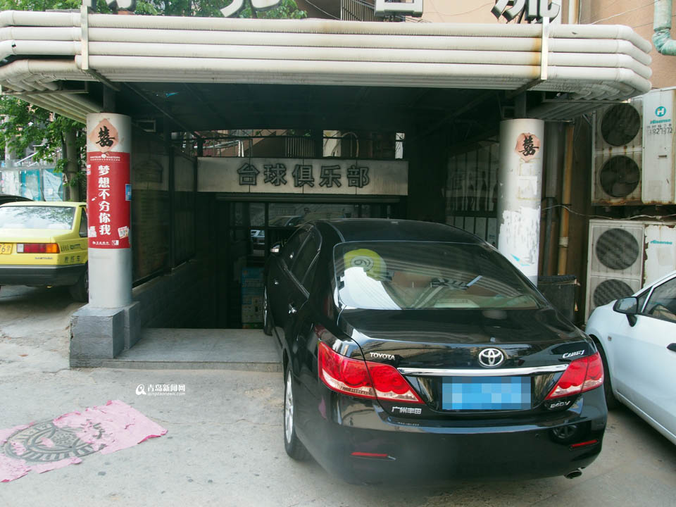 【深度青島】實(shí)拍臺東奇葩停車 交通豈能順暢