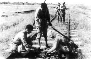 反“掃蕩”斗爭中，民兵把地雷埋在鐵路上。