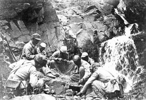 由于日軍的殘酷“掃蕩”，造成了敵后戰(zhàn)場嚴重的困難局面。圖為八路軍以野菜充饑，露宿山野。