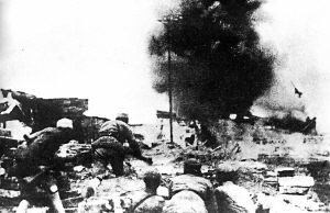 1943年11月，中國軍隊在常德會戰(zhàn)中與日軍激戰(zhàn)。