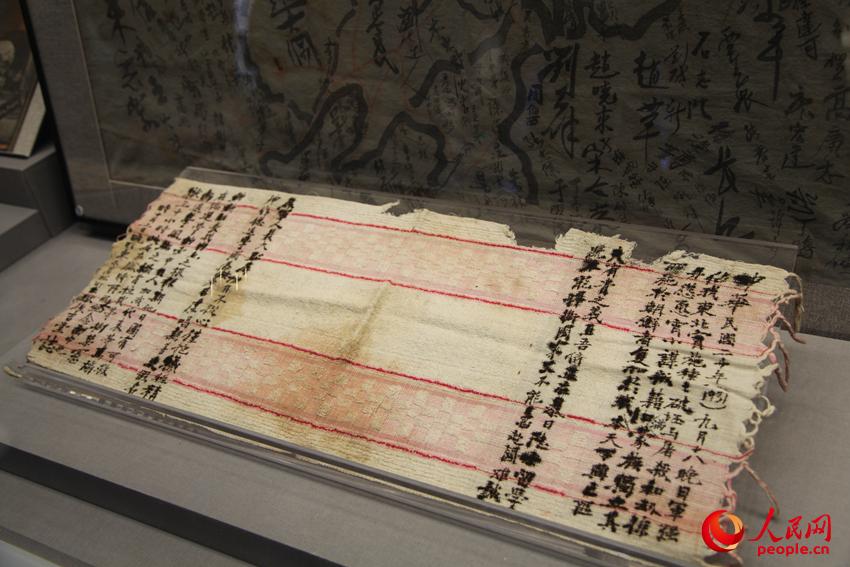 中國(guó)留日學(xué)生茍吉堂出獄后再毛巾上書寫的反對(duì)日本發(fā)動(dòng)九一八事變的抗議書。邱越攝