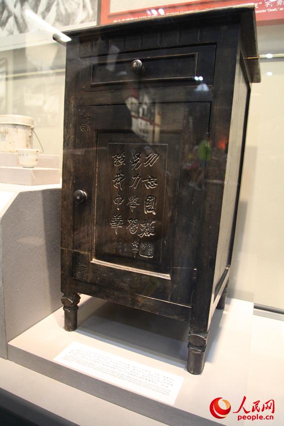 第七戰(zhàn)區(qū)長(zhǎng)官部副參謀長(zhǎng)傅常出川抗戰(zhàn)前給妻兒留下一封家書，其妻子將家書中的話刻在燈柜上以期長(zhǎng)遠(yuǎn)流傳。邱越攝