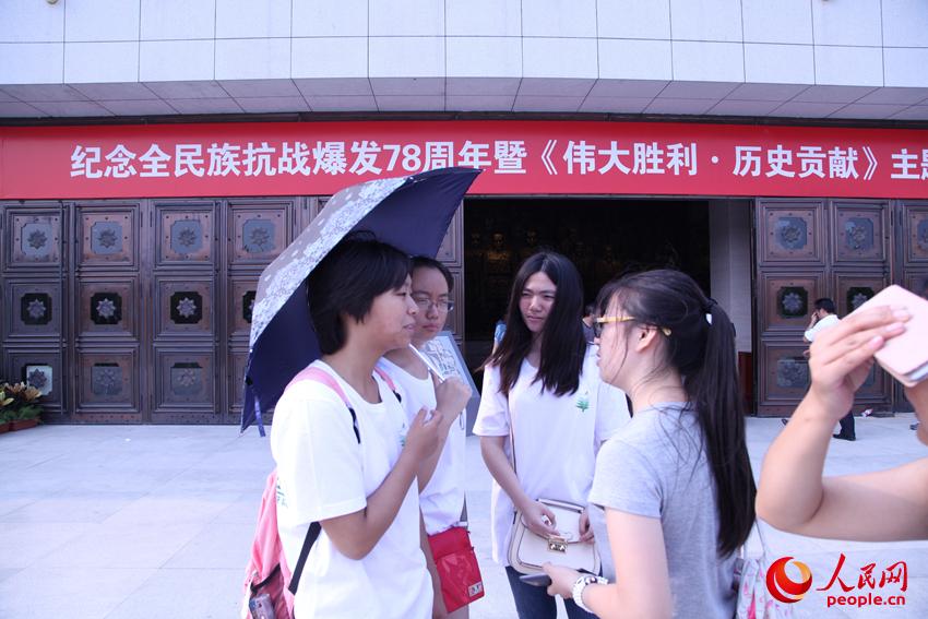北京理工大學(xué)的學(xué)生參觀結(jié)束后接受記者采訪。邱越攝