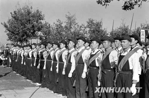 1958年國(guó)慶閱兵 民兵方隊(duì)規(guī)?？涨?組圖)