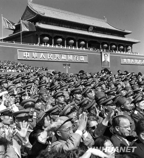 1958年國(guó)慶閱兵 民兵方隊(duì)規(guī)?？涨?組圖)