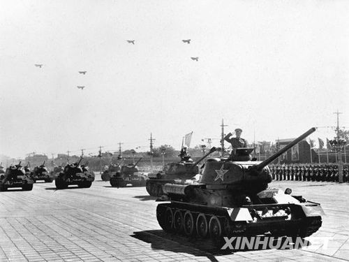1958年國慶閱兵 民兵方隊規(guī)?？涨?組圖)