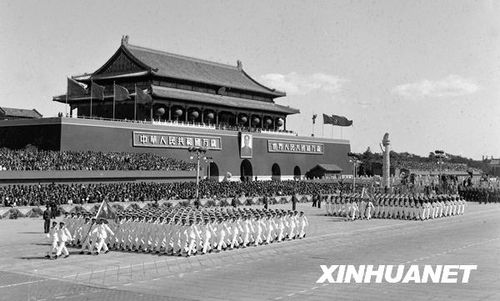 1958年國慶閱兵 民兵方隊規(guī)?？涨?組圖)