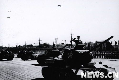 1958年國慶閱兵 民兵方隊規(guī)?？涨?組圖)