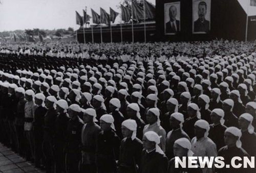 1958年國慶閱兵 民兵方隊規(guī)?？涨?組圖)