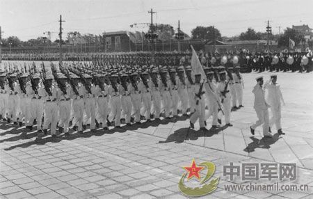 1958年國慶閱兵 民兵方隊規(guī)?？涨?組圖)
