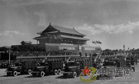 1958年國慶閱兵 民兵方隊(duì)規(guī)?？涨?組圖)