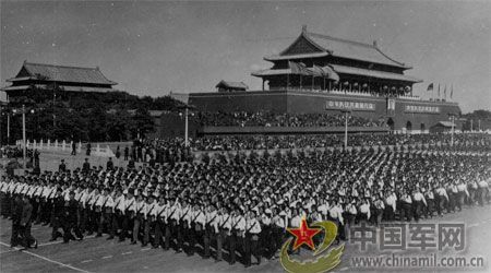 1958年國慶閱兵 民兵方隊(duì)規(guī)?？涨?組圖)