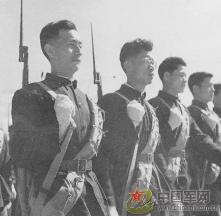 1958年國慶閱兵 民兵方隊(duì)規(guī)?？涨?組圖)
