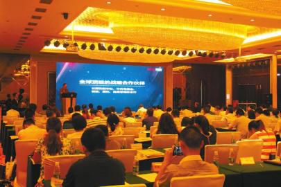 會(huì)議現(xiàn)場(chǎng)，200余參會(huì)嘉賓細(xì)心聽(tīng)取華西i戰(zhàn)略介紹。